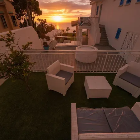 Apartman Sunset Seafront With Infinity Pool